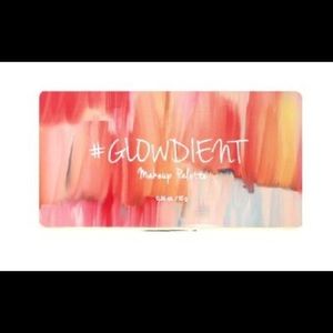 touch in SOL Glowdient Makeup Palette